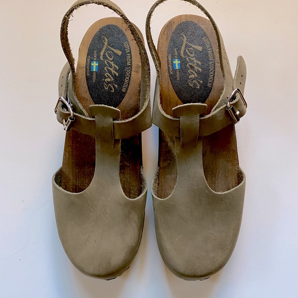 Lotta wooden clogs taupe nubuck t-strap